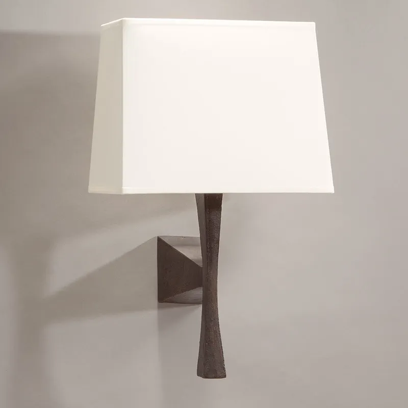 Top-Angebot Skulpturale Bronzeguss-Wandleuchte PABLO mit Stoffschirm