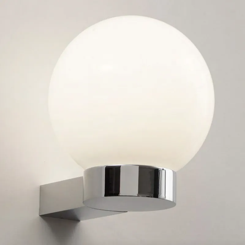 Saisonangebot Schlichte Kugel-Wandleuchte mit matt-opalem Glas Ø 16 cm