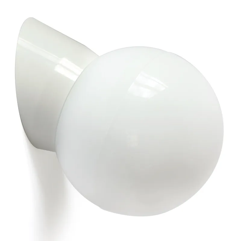Einfache Bakelit-Wandleuchte mit opaler Glaskugel Markenware