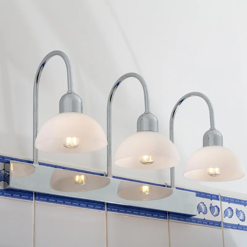 Französische Bogen-Wandleuchte mit drei Glasschirmen Neue Kollektion