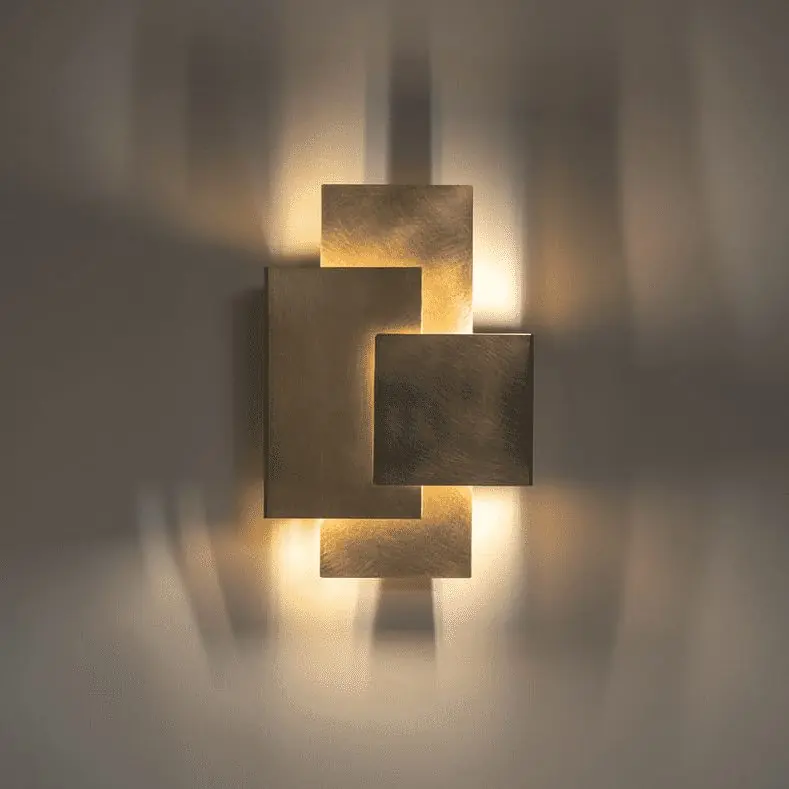 Aktuell Geometrisches Schattenspiel: Messing-Wandleuchte PORTEFEUILLE