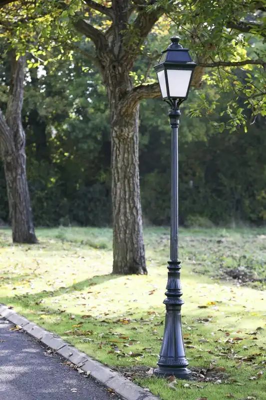 Große LED-Standleuchte Avenue 3 (271–280 cm) Neuheit